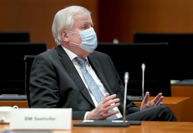 Horst Seehofer (CSU) bei der Kabinettssitzung im Kanzleramt.  | Foto: Michael Sohn/POOL AP/dpa/Archiv