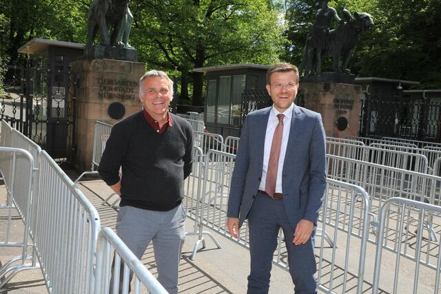 Tiergartendirektor Dr. Dag Encke (l.) und Oberbürgermeister Marcus König steht der Schutz der Gesundheit im Vordergrund.