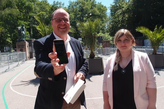 Bürgermeister Christian Vogel zusammen mit Corinna Heinke, Projektbeauftragte Online-Shop im Tiergarten Nürnberg, nach dem Kauf des ersten Onlinetickets für den Tiergarten Nürnberg am 1. Juli 2020.