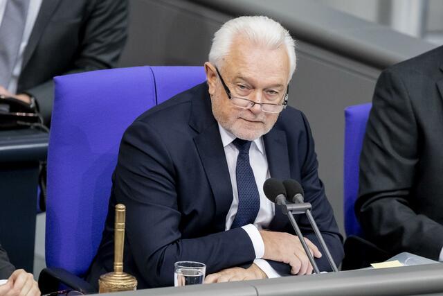 FDP-Parteivize Wolfgang Kubicki warnt vor einer drastischen Einschränkung des Reiseverkehrs wegen der Corona-Pandemie.  | Foto: Christoph Soeder/dpa/Archiv