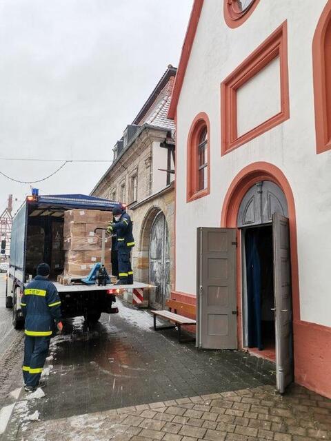 Anlieferung der Masken durch das THW