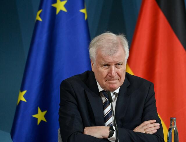 Bundesinnenminister Horst Seehofer fürchtet die Schwarzarbeit der Friseure.