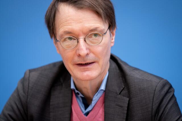 Trotz sinkender Zahlen bei den Corona-Neuinfektionen sieht der SPD-Gesundheitsexperte Karl Lauterbach baldige Lockerungen der staatlichen Beschränkungen sehr skeptisch.