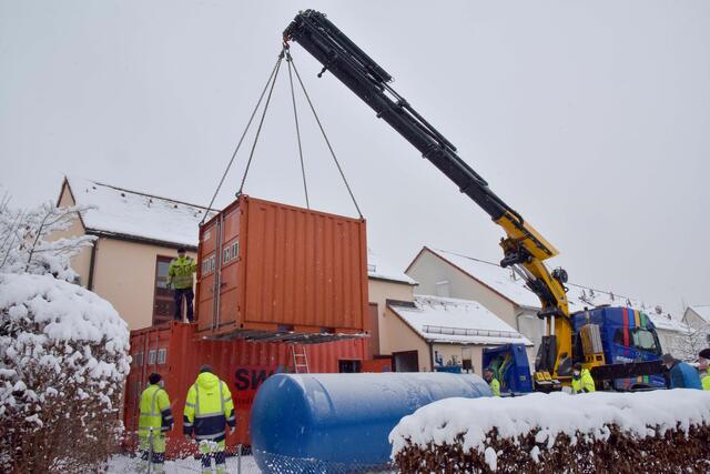Eine mobile Heizstation wird in der Gebrüder-Lodes-Straße in Röthenbach angeliefert. | Foto: Christine Dierenbach / Stadt Nürnberg