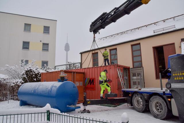 Eine mobile Heizstation wird in der Gebrüder-Lodes-Straße in Röthenbach angeliefert. | Foto: Christine Dierenbach / Stadt Nürnberg