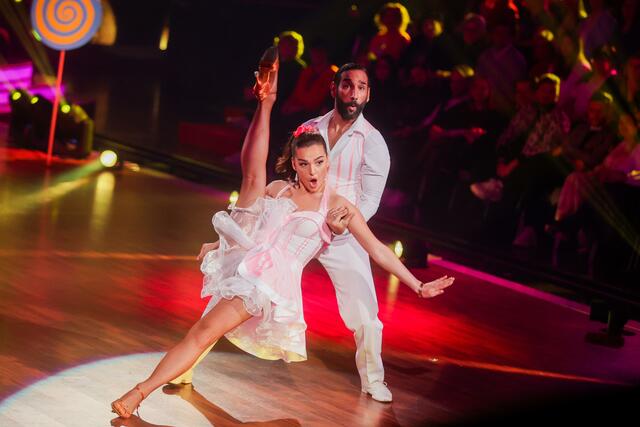 Profitänzer Massimo Sinato, hier zu sehen mit Lili Paul-Roncalli, ist nicht mehr dabei bei der RTL-Tanzshow "Let's Dance".  | Foto: Rolf Vennenbernd/dpa/Archivbild