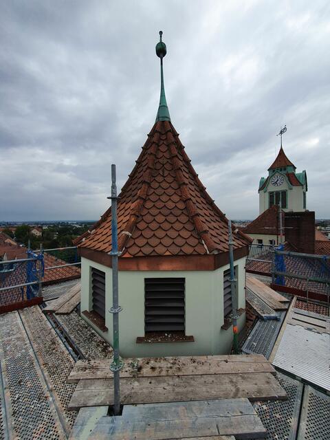 Nebenturm West sowie im Hintergrund der Uhrenturm der Ludwig-Uhland-Schule nach der Sanierung.