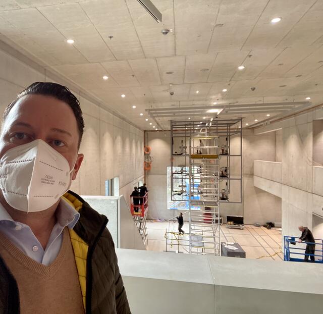 Endlich wieder Termine! MarktSpiegel-Chefredakteur Peter 
Maskow auf der Baustelle des neuen Forums mit dem „Kubus“ (neun bewegliche LED-Panels). | Foto: bayernpress-Udo Dreier