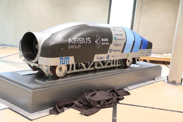 „Hyperloop Pod I“ ist ein Prototyp der TU München für einen Magnetzug in einer Vakuumröhre. Dieses Modell schafft 94 km/h, die Vision sind Geschwindigkeiten von 1000 km/h für Züge mit Passagieren. | Foto: bayernpress-Udo Dreier