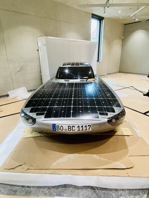 Das solarbetriebene E-Fahrzeug „blue.cruiser“ der Hochschule 
Bochum fuhr erfolgreich mit bis zu 120 km/h durchs australische Outback. Es ist nur 1,17 Meter hoch, 250 Kilo leicht, 4,96 Meter lang, und 1,76 Meter breit. | Foto: bayernpress-Udo Dreier