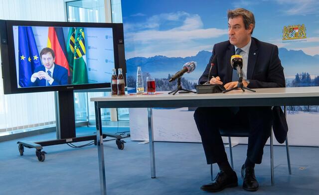 Michael Kretschmer (l.) und Markus Söder warnen vor einem "Öffnungsrausch". | Foto:  Peter Kneffel/dpa