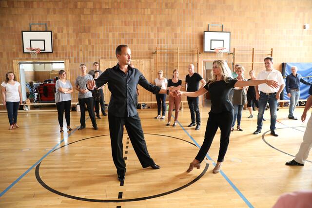 Die Let's Dance Profis Regina und Sergiu Luca bei einem offenen Workshop für Tanzsport-Vereine - hier beim TSC Rhythmus in Bamberg.