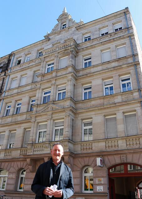OB Thomas Jung vor dem Gebäude Ludwigstraße 3a von Ingo Dechent.