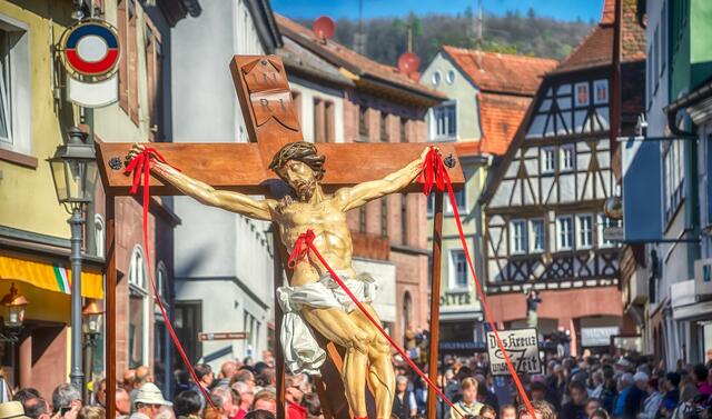 Die Prozession am Karfreitag im unterfränkischen Lohr muss in diesem Jahr erneut ausfallen. | Foto: mojolo-stock.adobe.com