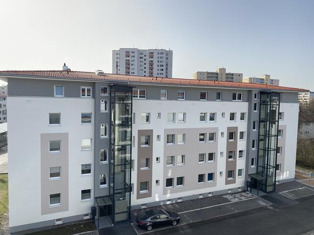 Der Wohnblock Leibnizstraße 22/24 wurde um ein Geschoss aufgestockt.