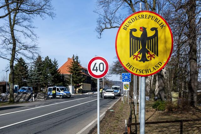 Deutsche Polizeibeamte kontrollieren ein Fahrzeug am tschechisch-deutschen Grenzübergang Petrovice/Bahratal im Erzgebirge.