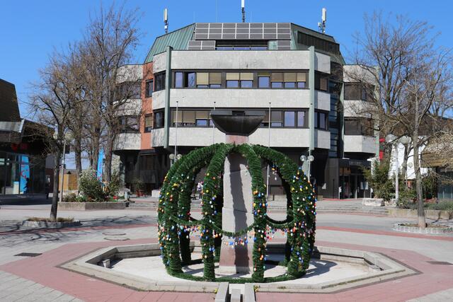 Ganz Oberasbach schmückt mit bunt bemalten Eiern den Osterbrunnen vor dem Rathaus. | Foto: Stadt Oberasbach