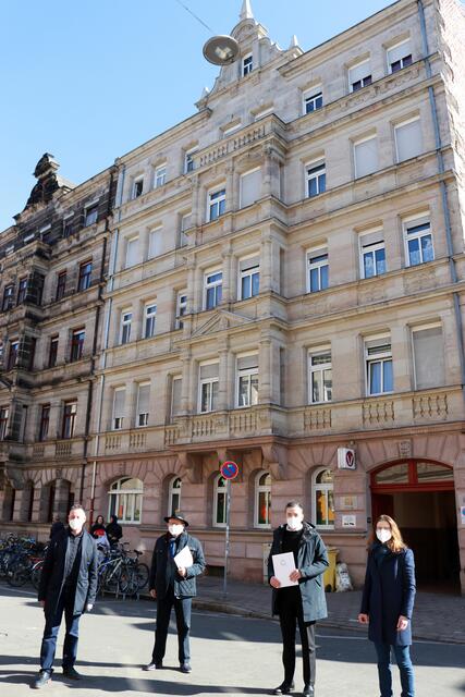 Vor dem Gebäude Ludwigstraße 3a von links: OB Jung, Dieter Dechent (Vater von Eigentümer Ingo Dechent), Leopold Pillenstein, Baurätin Christine Lippert.