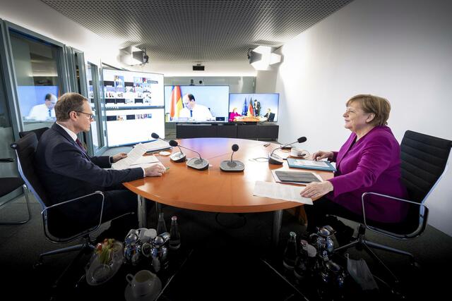 Bundeskanzlerin Angela Merkel (CDU) spricht während einer Pressekonferenz nach einer Videokonferenz mit den Ministerpräsidenten der Länder im Kanzleramt. | Foto: Markus Schreiber/AP/dpa