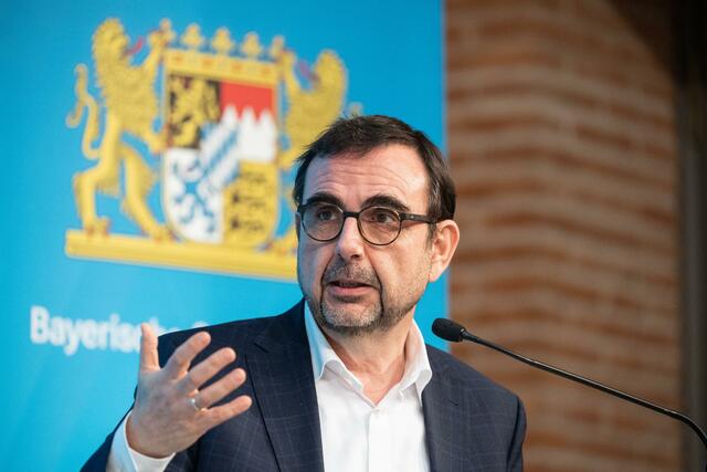 Bayerns Gesundheitsminister Klaus Holetschek (CSU) spricht bei einer Pressekonferenz.   | Foto: Matthias Balk/dpa/Archivbild