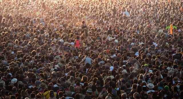 Wann gibt es wieder solche Bilder? Menschenmassen bei «Rock im Park» 2019.  | Foto: Daniel Karmann/dpa