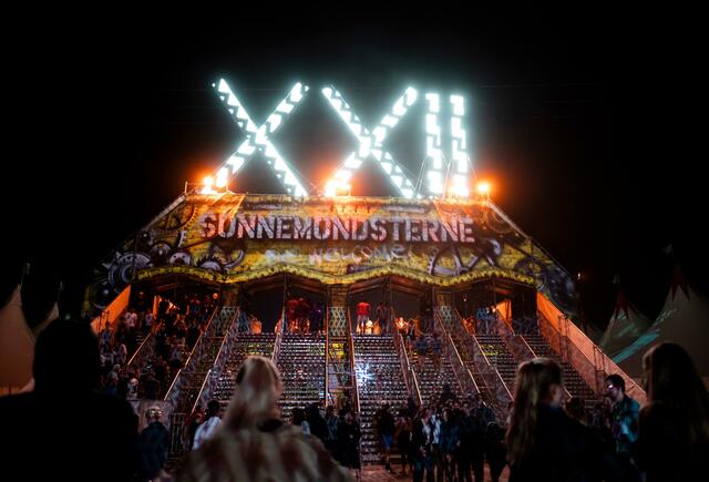 Das Techno-Musikfestival "SonneMondSterne" fällt aus.  | Foto: Alexander Prautzsch/dpa