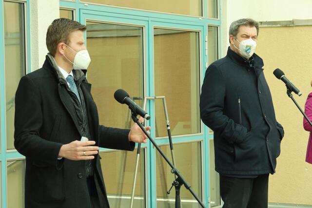 Schnelltests: Ministerpräsident Dr. Markus Söder 
und OB Marcus König besuchen das Sigena-Gymnasium in Nürnberg.  | Foto: Udo Dreier
