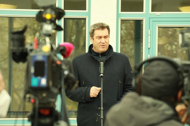 Schnelltests: Ministerpräsident Dr. Markus Söder 
und OB Marcus König besuchen das Sigena-Gymnasium in Nürnberg.  | Foto: Udo Dreier