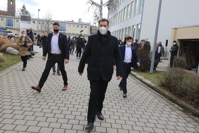 Schnelltests: Ministerpräsident Dr. Markus Söder 
und OB Marcus König besuchen das Sigena-Gymnasium in Nürnberg.  | Foto: Udo Dreier