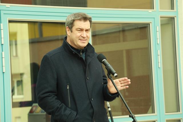 Schnelltests: Ministerpräsident Dr. Markus Söder 
und OB Marcus König besuchen das Sigena-Gymnasium in Nürnberg.  | Foto: Udo Dreier