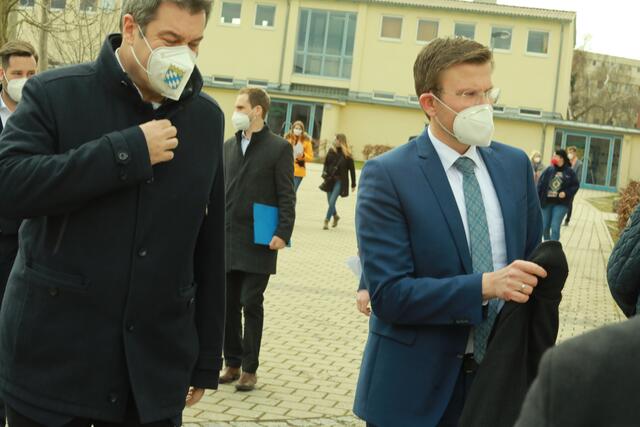 Schnelltests: Ministerpräsident Dr. Markus Söder 
und OB Marcus König besuchen das Sigena-Gymnasium in Nürnberg. 
 | Foto: Udo Dreier