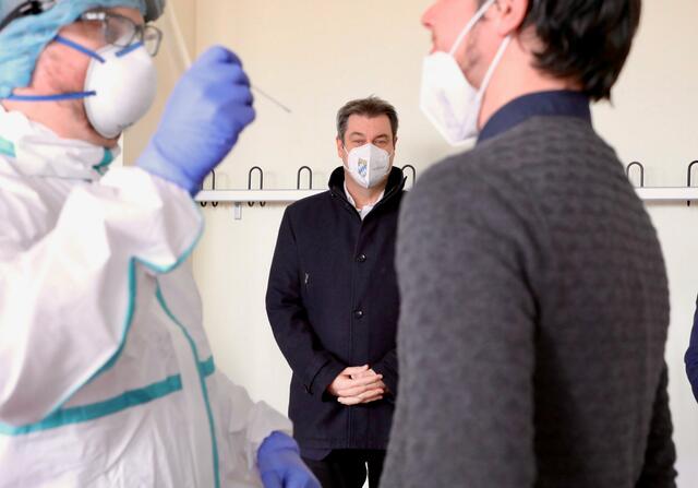 Schnelltests: Ministerpräsident Dr. Markus Söder und OB Marcus König besuchen das Sigena-Gymnasium in Nürnberg.  | Foto: bayern.de