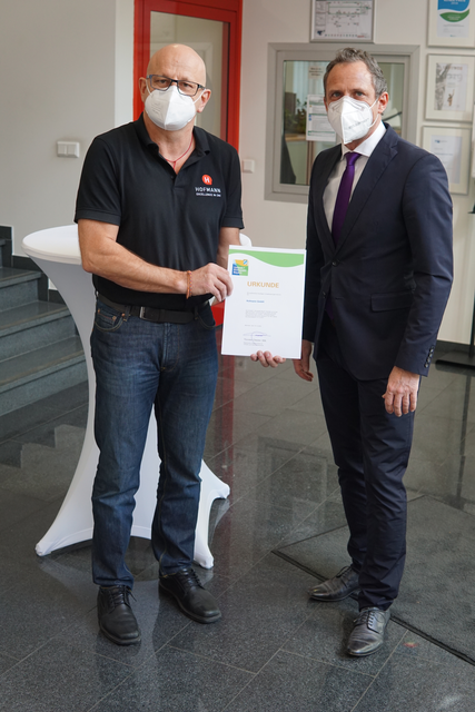 Bayerns Umweltminister Thorsten Glauber (rechts) und Roland Hofmann, Geschäftsführer Hofmann GmbH.