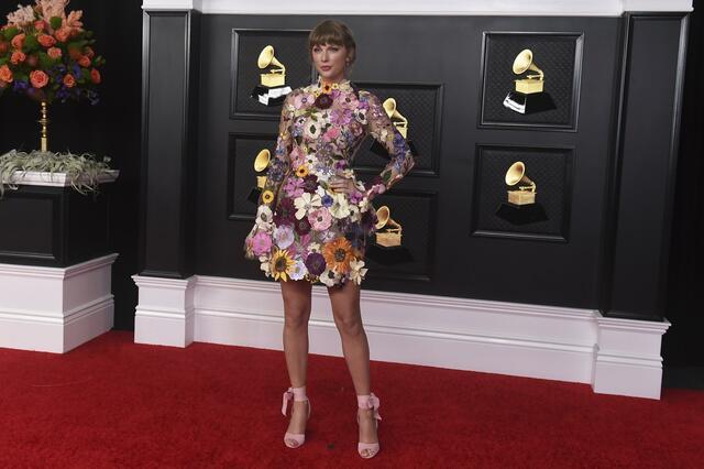 Taylor Swift posiert im Presseraum.  | Foto: Jordan Strauss/Invision/AP/dpa