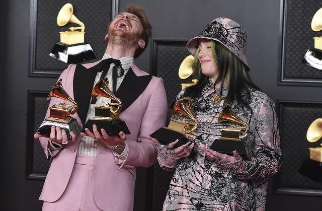 Im letzten Jahr gewannen sie jeweils fünf Grammys, diesmal gab es zwei Trophäen für Billie Eilish und ihren Bruder Finneas O’Connell. | Foto: Jordan Strauss/Invision/AP/dpa