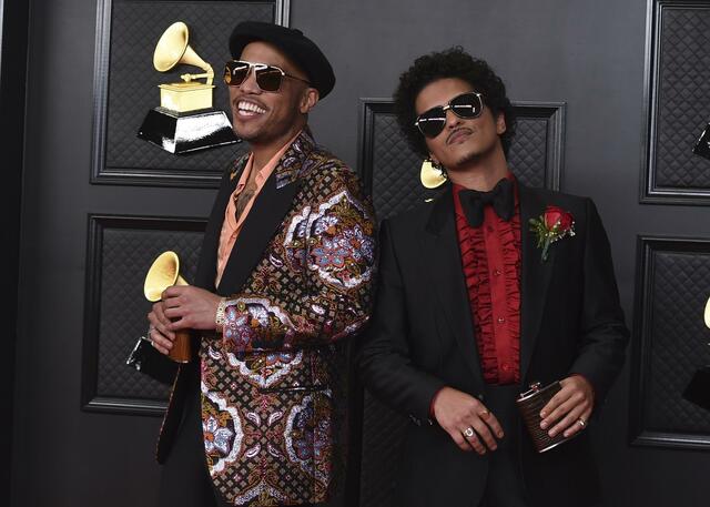 Über Twitter hatte Bruno Mars um einen Auftritt mit Anderson Paak (l) bei den Grammys gebeten. Prompt kam die Einladung. | Foto: Jordan Strauss/Invision/AP/dpa 