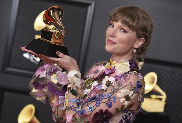 Taylor Swift ist die erste Frau in der Geschichte der Grammys, die drei Mal in der Kategorie "Album des Jahres" gewonnen hat. | Foto: Jordan Strauss/Invision/AP/dpa