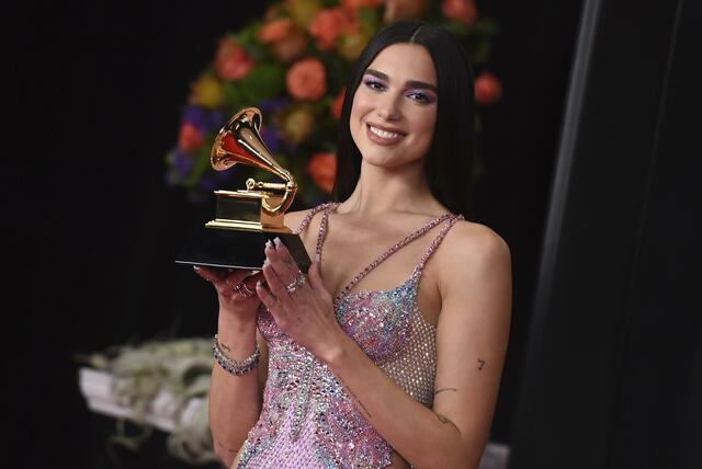 Ein Grammy für Dua Lipa: Die Sängerin ist für das beste Pop-Gesangsalbum (”Future Nostalgia”) ausgezeichnet worden. | Foto: Jordan Strauss/Invision/AP/dpa
