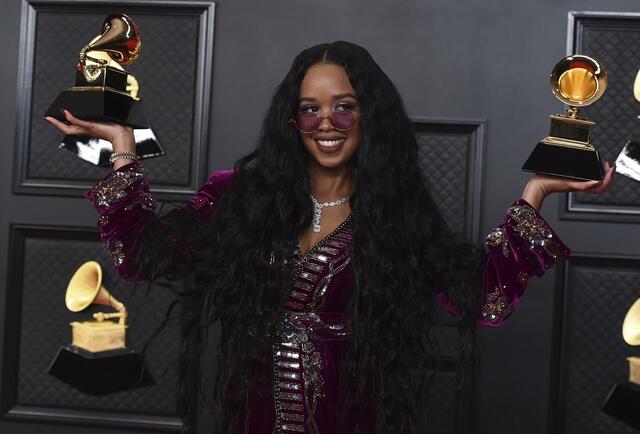 Zwei Grammys für H.E.R. - sie wurde für den Song des Jahres ("I Can’t Breathe") und den besten R&amp;B-Song ("Better Than I Imagined") ausgezeichnet.  | Foto: Jordan Strauss/Invision/AP/dpa