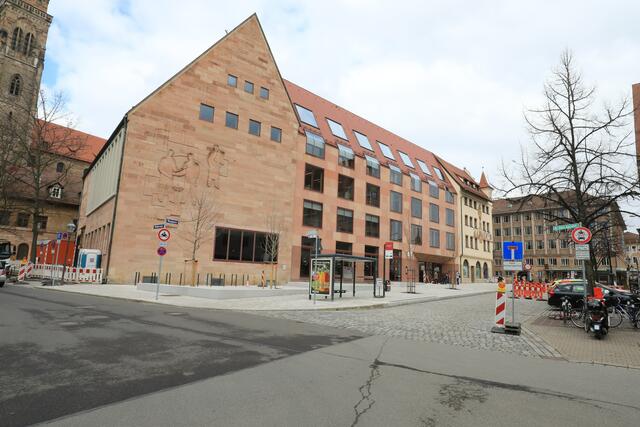 Die Stadt Nürnberg richtet im Kampf gegen die Corona-Pandemie mit Unterstützung der Hilfsorganisationen zwei weitere Schnelltestzentren in der Innenstadt ein. Ein Testzentrum wird im „Haus der Wirtschaft“ der Industrie- und Handelskammer (IHK) Nürnberg für Mittelfranken, Waaggasse, in Betrieb genommen. Eine weitere Teststation steht im Baumeisterhaus, Bauhof 9, für die Bevölkerung zur Verfügung. | Foto: Udo Dreier