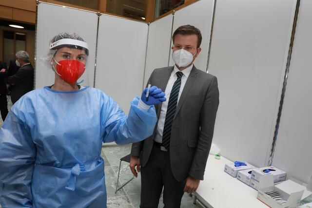 Die Stadt Nürnberg richtet im Kampf gegen die Corona-Pandemie mit Unterstützung der Hilfsorganisationen zwei weitere Schnelltestzentren in der Innenstadt ein. Ein Testzentrum wird im „Haus der Wirtschaft“ der Industrie- und Handelskammer (IHK) Nürnberg für Mittelfranken, Waaggasse, in Betrieb genommen. Eine weitere Teststation steht im Baumeisterhaus, Bauhof 9, für die Bevölkerung zur Verfügung. | Foto: Udo Dreier