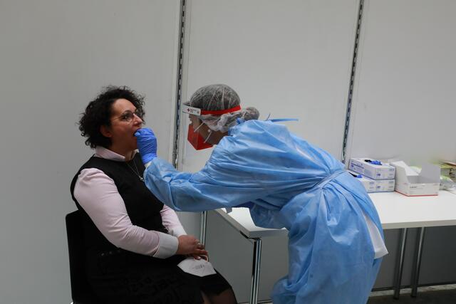 Die Stadt Nürnberg richtet im Kampf gegen die Corona-Pandemie mit Unterstützung der Hilfsorganisationen zwei weitere Schnelltestzentren in der Innenstadt ein. Ein Testzentrum wird im „Haus der Wirtschaft“ der Industrie- und Handelskammer (IHK) Nürnberg für Mittelfranken, Waaggasse, in Betrieb genommen. Eine weitere Teststation steht im Baumeisterhaus, Bauhof 9, für die Bevölkerung zur Verfügung. | Foto: Udo Dreier