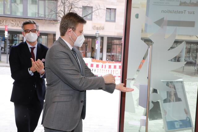Die Stadt Nürnberg richtet im Kampf gegen die Corona-Pandemie mit Unterstützung der Hilfsorganisationen zwei weitere Schnelltestzentren in der Innenstadt ein. Ein Testzentrum wird im „Haus der Wirtschaft“ der Industrie- und Handelskammer (IHK) Nürnberg für Mittelfranken, Waaggasse, in Betrieb genommen. Eine weitere Teststation steht im Baumeisterhaus, Bauhof 9, für die Bevölkerung zur Verfügung. | Foto: Udo Dreier