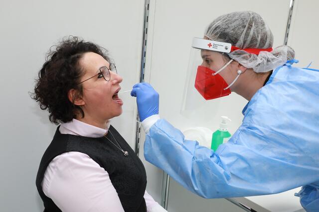 Die Stadt Nürnberg richtet im Kampf gegen die Corona-Pandemie mit Unterstützung der Hilfsorganisationen zwei weitere Schnelltestzentren in der Innenstadt ein. Ein Testzentrum wird im „Haus der Wirtschaft“ der Industrie- und Handelskammer (IHK) Nürnberg für Mittelfranken, Waaggasse, in Betrieb genommen. Eine weitere Teststation steht im Baumeisterhaus, Bauhof 9, für die Bevölkerung zur Verfügung. | Foto: Udo Dreier