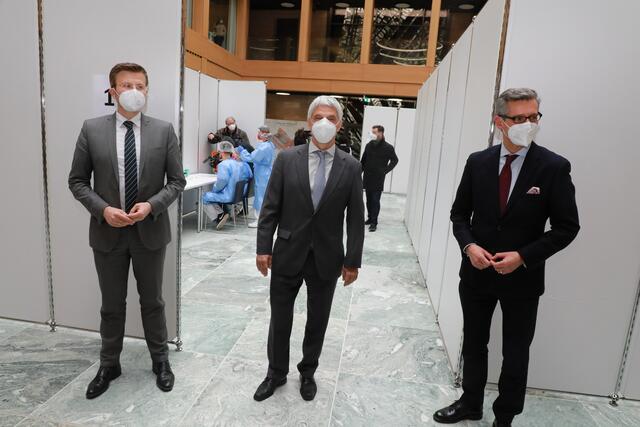 Oberbürgermeister Marcus König, IHK-Präsident Dr. Armin Zitzmann und Wirtschaftsreferent Dr. Michael Fraas (v.l.).  | Foto: Udo Dreier