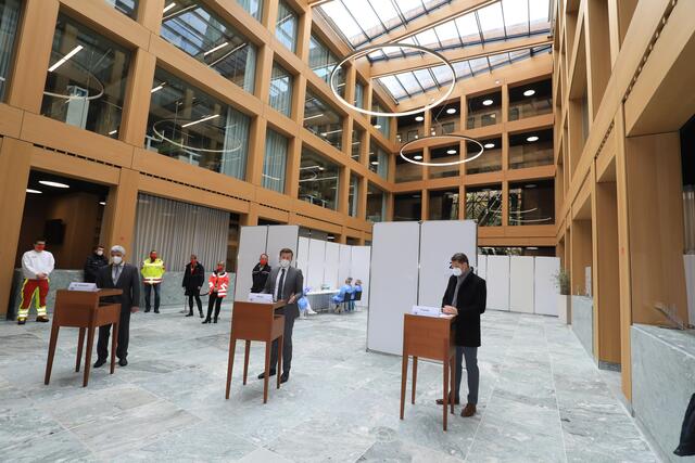 Die Stadt Nürnberg richtet im Kampf gegen die Corona-Pandemie mit Unterstützung der Hilfsorganisationen zwei weitere Schnelltestzentren in der Innenstadt ein. Ein Testzentrum wird im „Haus der Wirtschaft“ der Industrie- und Handelskammer (IHK) Nürnberg für Mittelfranken, Waaggasse, in Betrieb genommen. Eine weitere Teststation steht im Baumeisterhaus, Bauhof 9, für die Bevölkerung zur Verfügung. | Foto: Udo Dreier