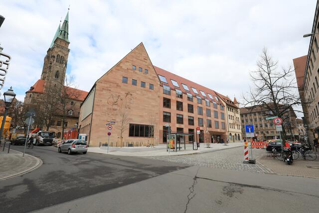Die Stadt Nürnberg richtet im Kampf gegen die Corona-Pandemie mit Unterstützung der Hilfsorganisationen zwei weitere Schnelltestzentren in der Innenstadt ein. Ein Testzentrum wird im „Haus der Wirtschaft“ der Industrie- und Handelskammer (IHK) Nürnberg für Mittelfranken, Waaggasse, in Betrieb genommen. Eine weitere Teststation steht im Baumeisterhaus, Bauhof 9, für die Bevölkerung zur Verfügung. | Foto: Udo Dreier