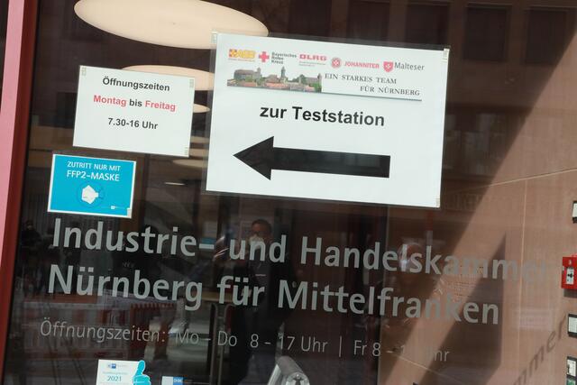 Die Stadt Nürnberg richtet im Kampf gegen die Corona-Pandemie mit Unterstützung der Hilfsorganisationen zwei weitere Schnelltestzentren in der Innenstadt ein. Ein Testzentrum wird im „Haus der Wirtschaft“ der Industrie- und Handelskammer (IHK) Nürnberg für Mittelfranken, Waaggasse, in Betrieb genommen. Eine weitere Teststation steht im Baumeisterhaus, Bauhof 9, für die Bevölkerung zur Verfügung. | Foto: Udo Dreier