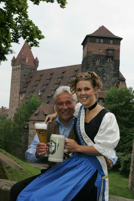 in fesches Mannsbild ist er schon immer gewesen, der Charly! Der Gründer des Bierfests im Burggraben besticht als Gastgeber mit Charme, Witz und absoluter Professionalität. | Foto: Udo Dreier