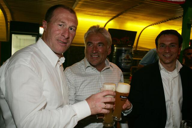 Oben: Aufstiegsfeier des Club mit dem damaligen Trainer
Wolfgang Wolf (li.) und Sportdirektor Martin Bader. | Foto: Udo Dreier